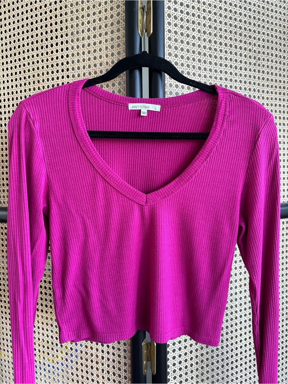 Antistar Ribbed V-Neck Long Sleeve Crop Top in Fuchsia/Magenta size L